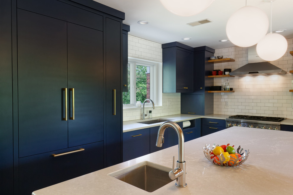 Esempio di un cucina con isola centrale minimalista con lavello sottopiano, ante lisce, ante blu, paraspruzzi bianco e pavimento in sughero