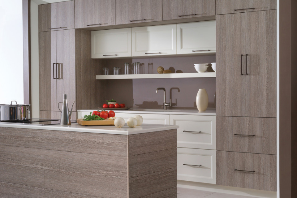 Immagine di una cucina contemporanea di medie dimensioni con lavello sottopiano, ante lisce, ante in legno scuro, top in quarzite, paraspruzzi marrone e elettrodomestici in acciaio inossidabile