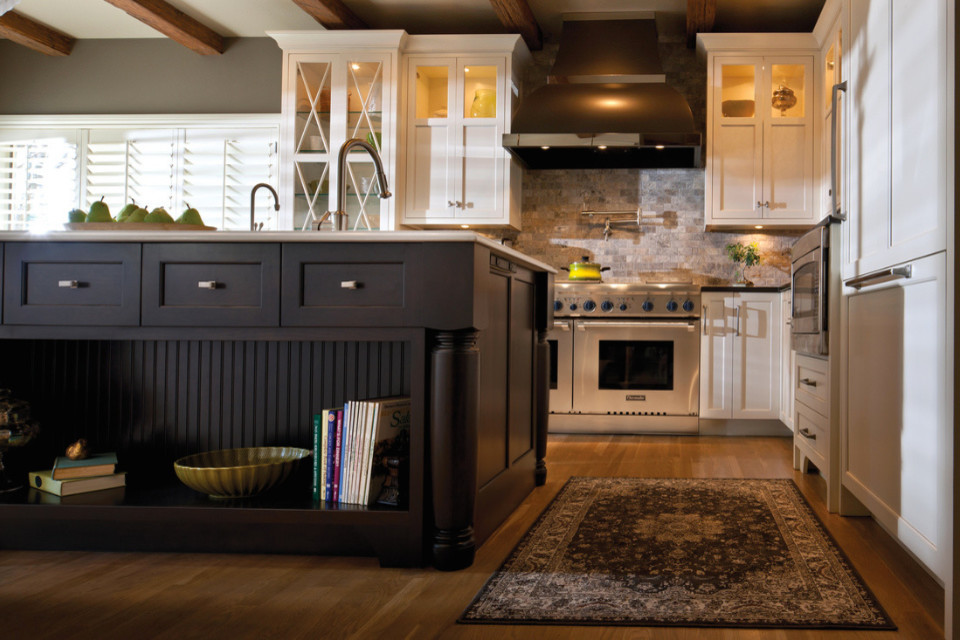 Exempel på ett mellanstort lantligt kök, med en undermonterad diskho, skåp i shakerstil, vita skåp, bänkskiva i kvartsit, grått stänkskydd, stänkskydd i stenkakel, rostfria vitvaror, mellanmörkt trägolv, en köksö och brunt golv