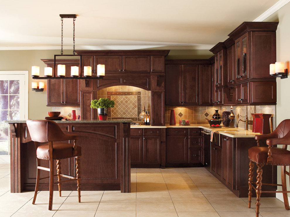 Diseño de cocina clásica con armarios con paneles con relieve, puertas de armario de madera en tonos medios y salpicadero marrón