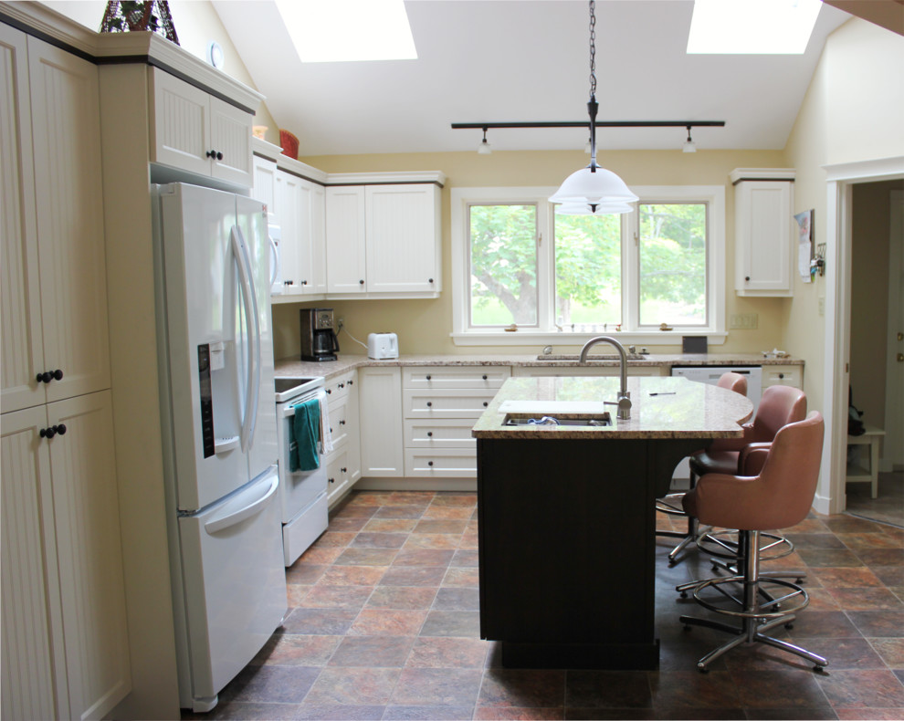 Kitchen - traditional kitchen idea in Other
