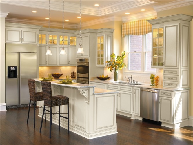 Klassische Küche in L-Form mit Triple-Waschtisch, profilierten Schrankfronten, weißen Schränken, Granit-Arbeitsplatte, Küchenrückwand in Weiß, Küchengeräten aus Edelstahl, dunklem Holzboden und Kücheninsel in Cedar Rapids