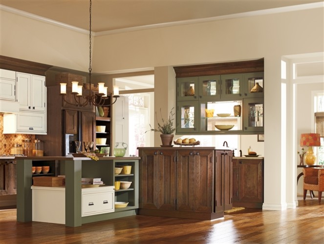 Einzeilige Klassische Wohnküche mit Schrankfronten im Shaker-Stil, dunklen Holzschränken, Küchenrückwand in Beige, Rückwand aus Keramikfliesen, braunem Holzboden und zwei Kücheninseln in Orange County