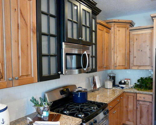 Foto de cocinas en L clásica con armarios con paneles con relieve y puertas de armario de madera clara