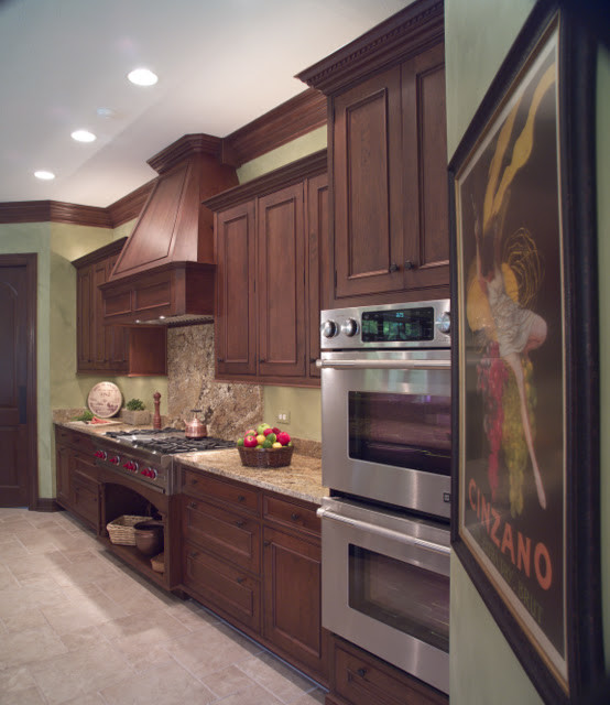 Foto di una cucina chic con ante in legno scuro, elettrodomestici in acciaio inossidabile e pavimento con piastrelle in ceramica