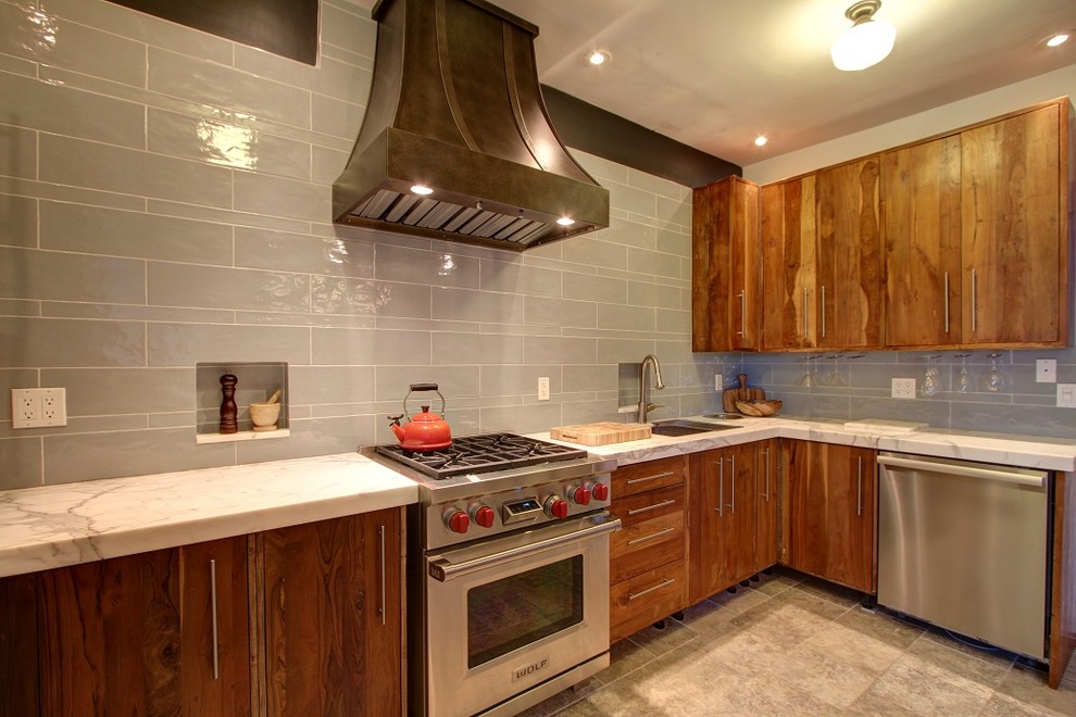 На фото: кухня в современном стиле с мраморной столешницей и техникой из нержавеющей стали