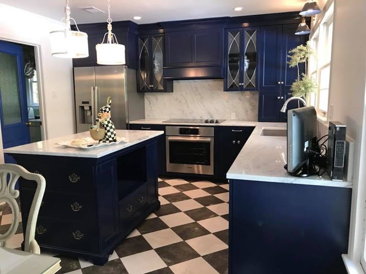 ニューオリンズにある中くらいなヴィクトリアン調のおしゃれなキッチン (アンダーカウンターシンク、白いキッチンパネル、石スラブのキッチンパネル、シルバーの調理設備、マルチカラーの床、白いキッチンカウンター、落し込みパネル扉のキャビネット、青いキャビネット、珪岩カウンター) の写真