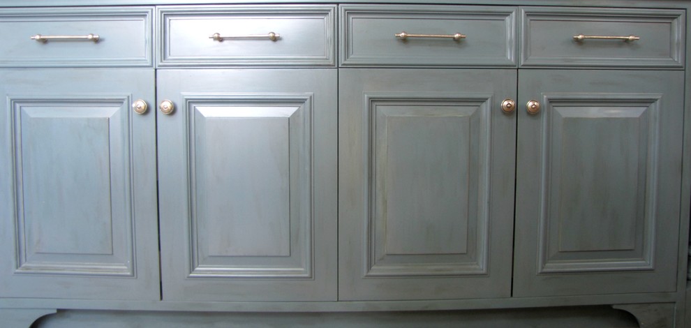 Foto di una grande cucina classica con ante a filo, ante in legno chiaro, top in marmo, pavimento in legno verniciato, pavimento marrone e top marrone