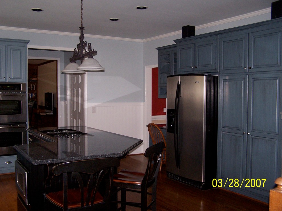 This is an example of a traditional kitchen in Atlanta.