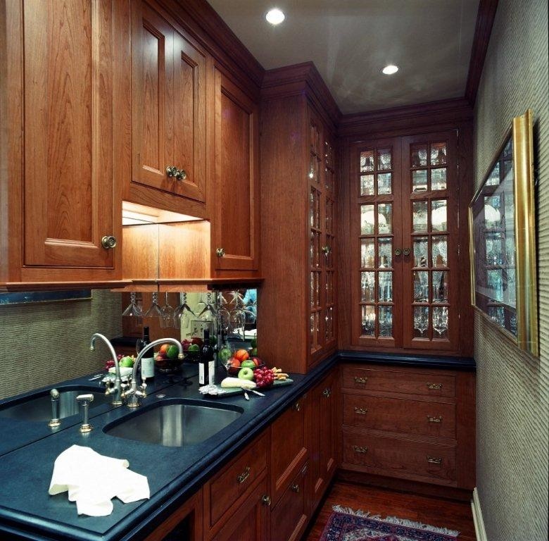 Immagine di una piccola cucina parallela tradizionale con ante in stile shaker, ante in legno chiaro e top in granito
