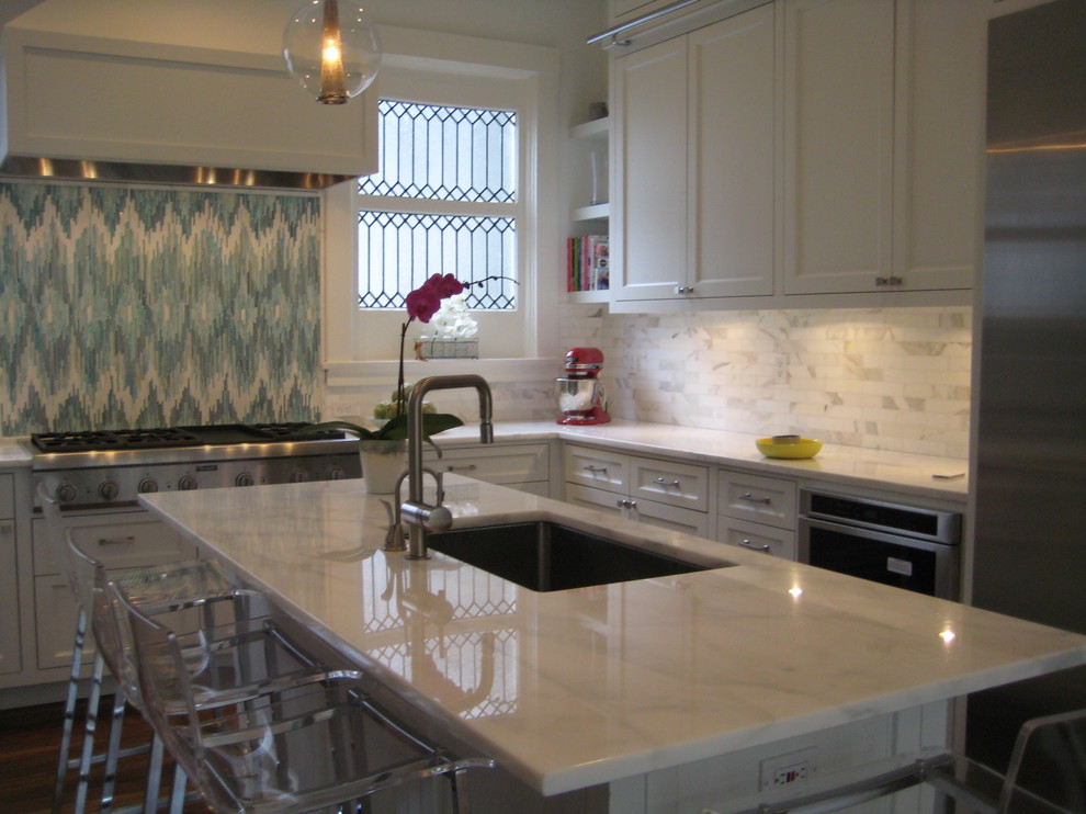 Kitchen - contemporary kitchen idea in New Orleans