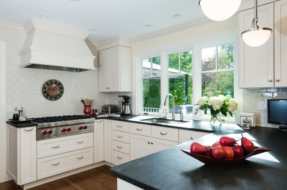 Modelo de cocina contemporánea con salpicadero de azulejos tipo metro, fregadero de un seno, armarios estilo shaker, puertas de armario blancas y salpicadero blanco