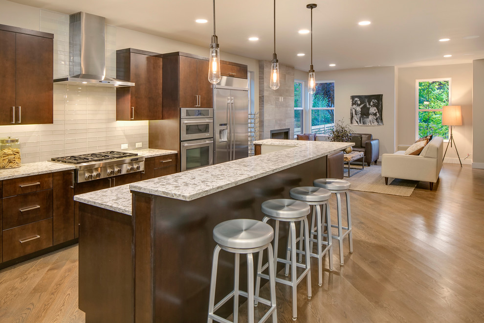 Moderne Wohnküche in L-Form mit flächenbündigen Schrankfronten, hellbraunen Holzschränken und Kücheninsel in Seattle