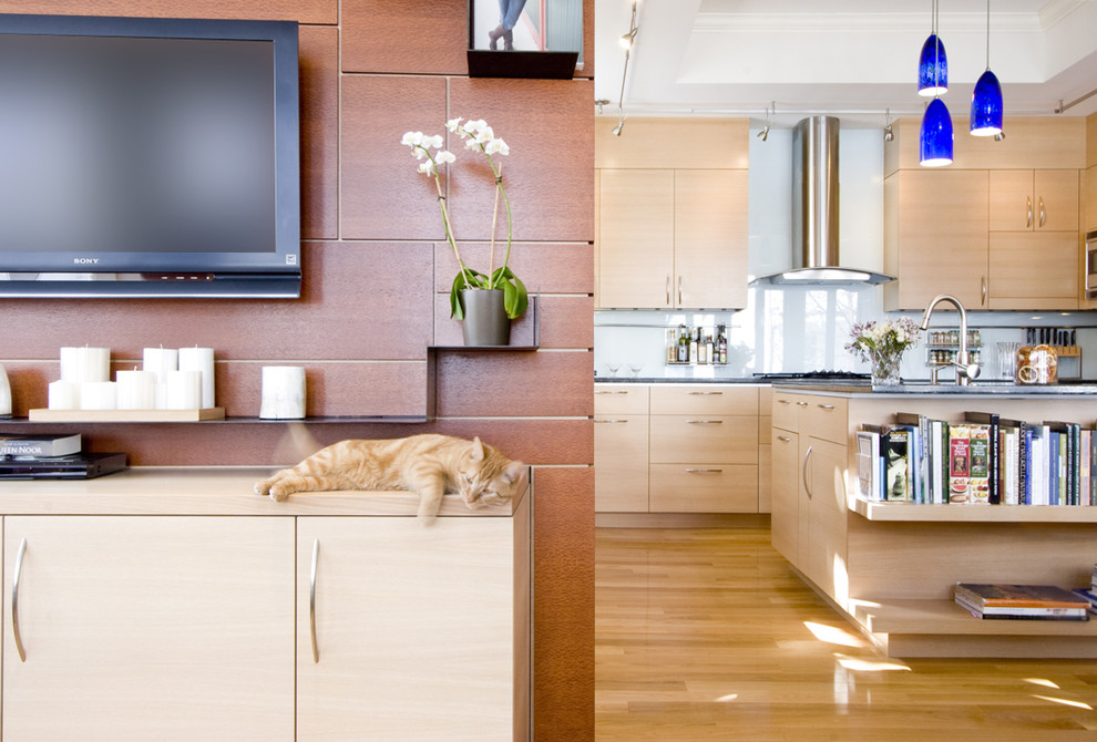Idée de décoration pour une cuisine design en bois clair avec un placard à porte plane et une crédence blanche.