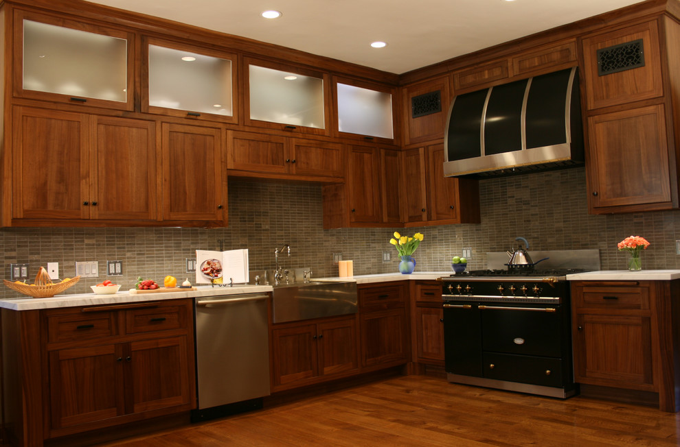 Exempel på ett stort modernt kök, med en rustik diskho, luckor med profilerade fronter, skåp i ljust trä, marmorbänkskiva, grått stänkskydd, stänkskydd i cementkakel, rostfria vitvaror, ljust trägolv, en köksö och brunt golv