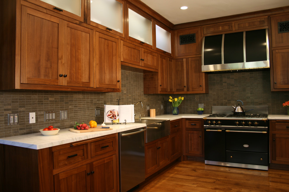 Foto på ett stort funkis kök, med en rustik diskho, luckor med profilerade fronter, skåp i ljust trä, marmorbänkskiva, grått stänkskydd, stänkskydd i cementkakel, rostfria vitvaror, ljust trägolv, en köksö och brunt golv