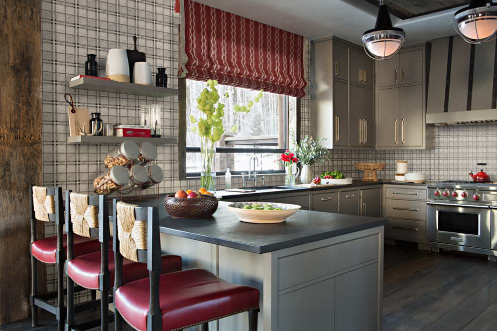 Foto på ett rustikt u-kök, med en undermonterad diskho, grå skåp, flerfärgad stänkskydd, rostfria vitvaror, mörkt trägolv, en halv köksö och släta luckor