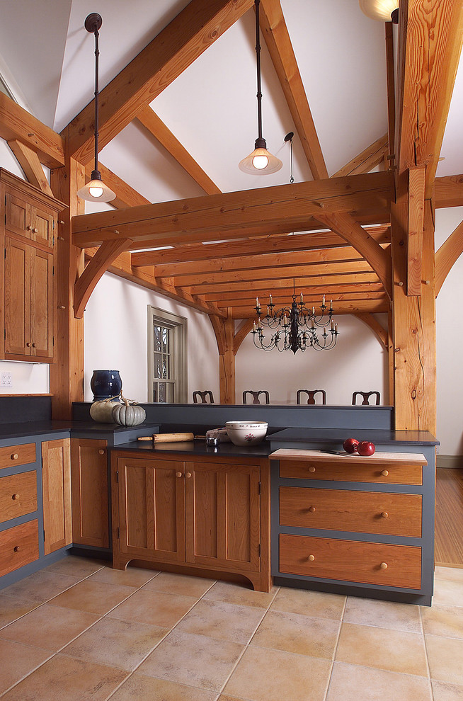 Kitchen - traditional kitchen idea in Bridgeport with shaker cabinets