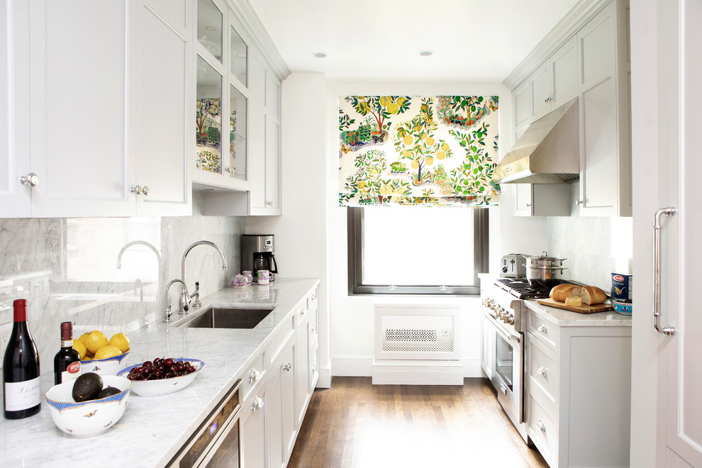 Exempel på ett klassiskt kök och matrum, med en enkel diskho, skåp i shakerstil, marmorbänkskiva, integrerade vitvaror och mellanmörkt trägolv