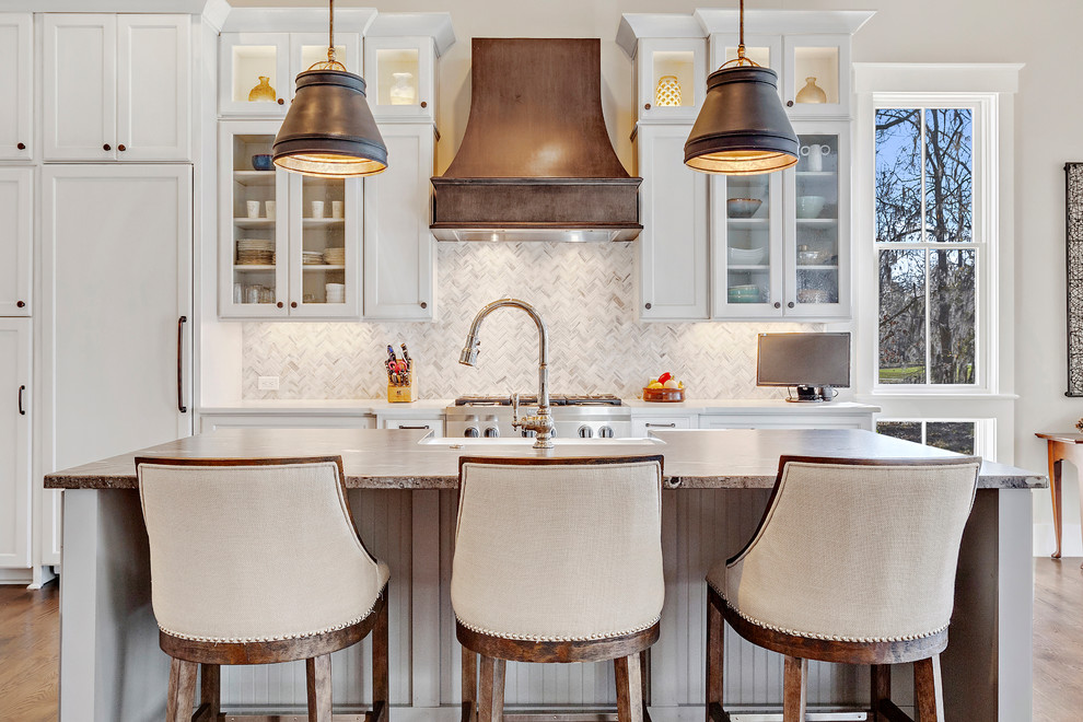 Exempel på ett stort lantligt l-kök, med en rustik diskho, luckor med infälld panel, vita skåp, vitt stänkskydd, stänkskydd i mosaik, rostfria vitvaror, mörkt trägolv, en köksö och brunt golv