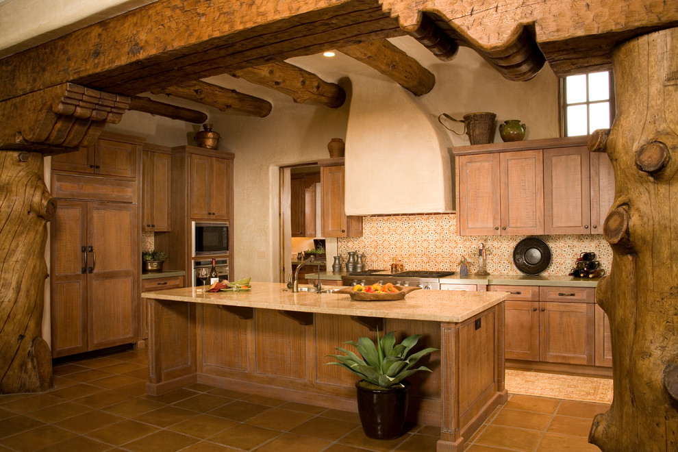 Idée de décoration pour une cuisine encastrable méditerranéenne en bois brun avec un placard à porte shaker et une crédence multicolore.