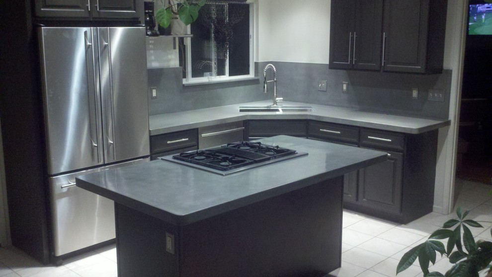 Exempel på ett mellanstort modernt grå linjärt grått kök och matrum, med bänkskiva i betong, rostfria vitvaror, skåp i mörkt trä, klinkergolv i keramik, en undermonterad diskho, luckor med upphöjd panel, grått stänkskydd, en köksö och vitt golv