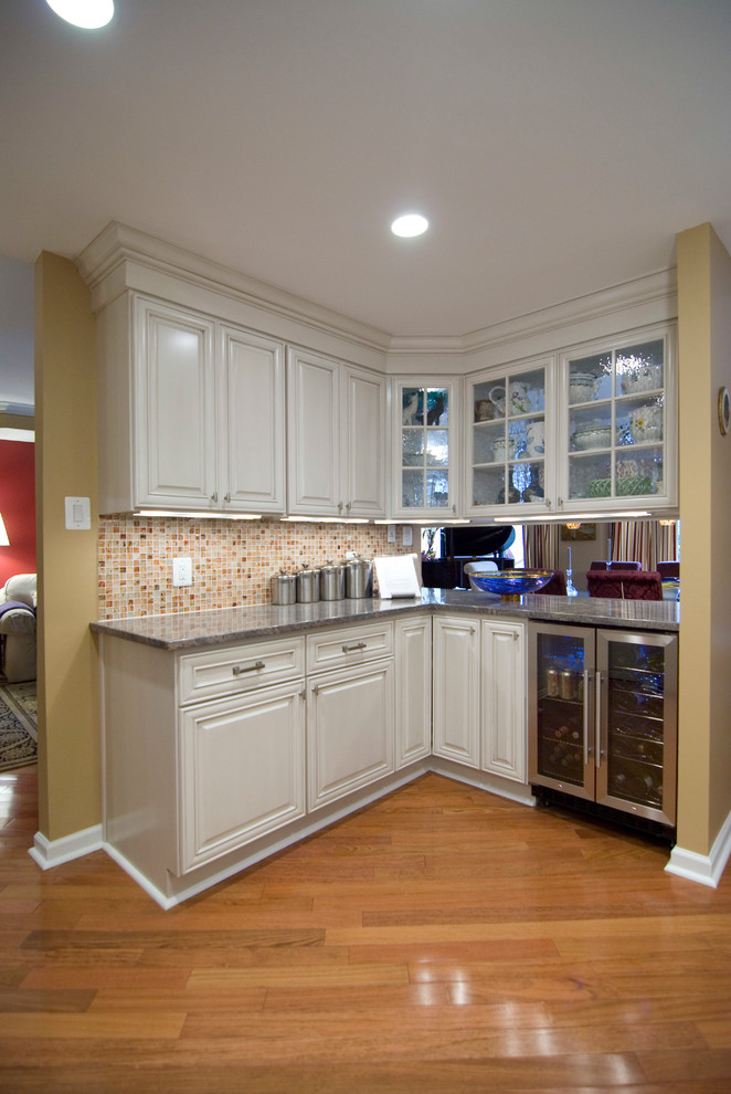 Kitchen - traditional kitchen idea in DC Metro