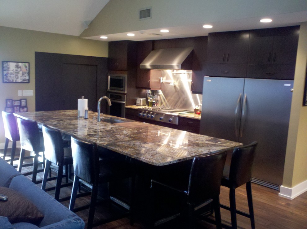 Einzeilige, Mittelgroße Moderne Wohnküche mit Unterbauwaschbecken, Granit-Arbeitsplatte, Küchengeräten aus Edelstahl, hellem Holzboden und Kücheninsel in Jacksonville
