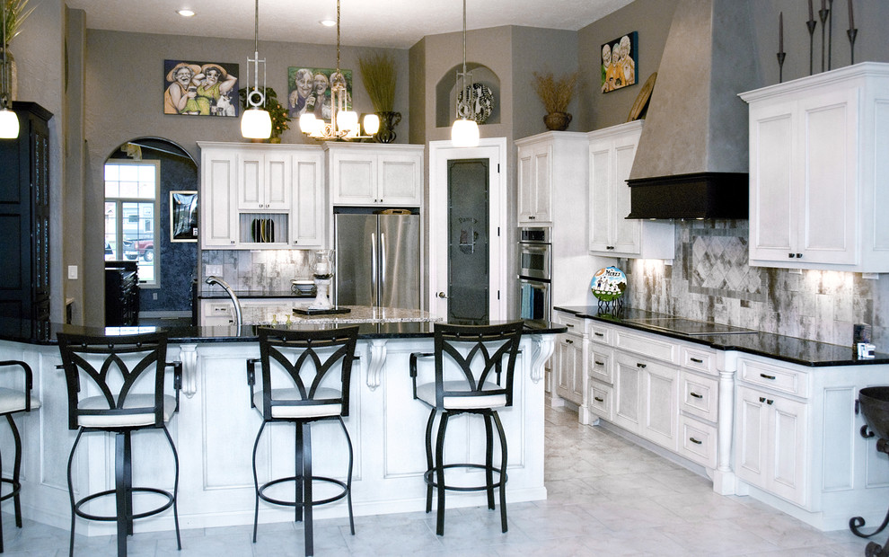 Foto di una grande cucina abitabile chic con ante bianche e elettrodomestici in acciaio inossidabile