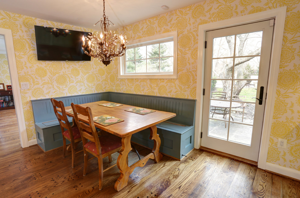 Foto di una sala da pranzo stile americano con pavimento in legno massello medio