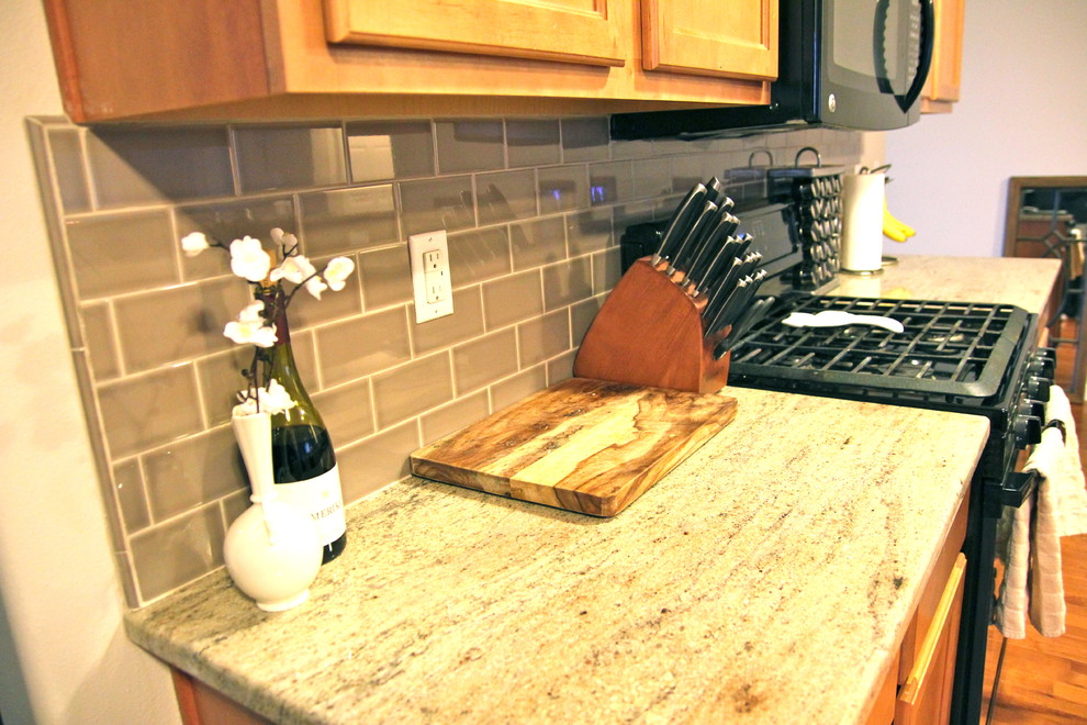 Esempio di una grande cucina classica con lavello sottopiano, top in granito, paraspruzzi beige e paraspruzzi con piastrelle in ceramica