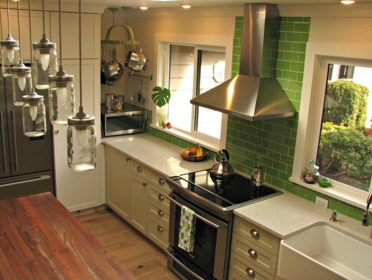 Einzeilige, Mittelgroße Klassische Wohnküche mit Schrankfronten im Shaker-Stil, weißen Schränken, Küchenrückwand in Grün, Rückwand aus Glasfliesen, Küchengeräten aus Edelstahl und Kücheninsel in Vancouver