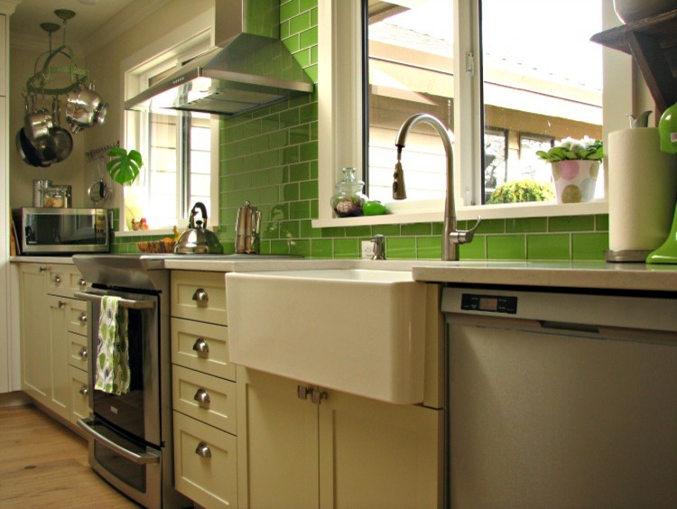 Пример оригинального дизайна: прямая кухня среднего размера в классическом стиле с обеденным столом, фасадами в стиле шейкер, белыми фасадами, зеленым фартуком, фартуком из стеклянной плитки, техникой из нержавеющей стали и островом