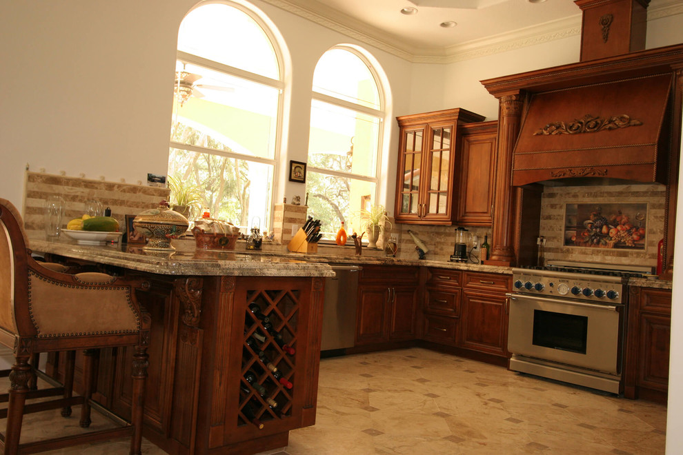 Foto på ett avskilt, mellanstort lantligt l-kök, med en undermonterad diskho, luckor med infälld panel, skåp i mörkt trä, laminatbänkskiva, svart stänkskydd, stänkskydd i sten, rostfria vitvaror, klinkergolv i keramik, en köksö och beiget golv