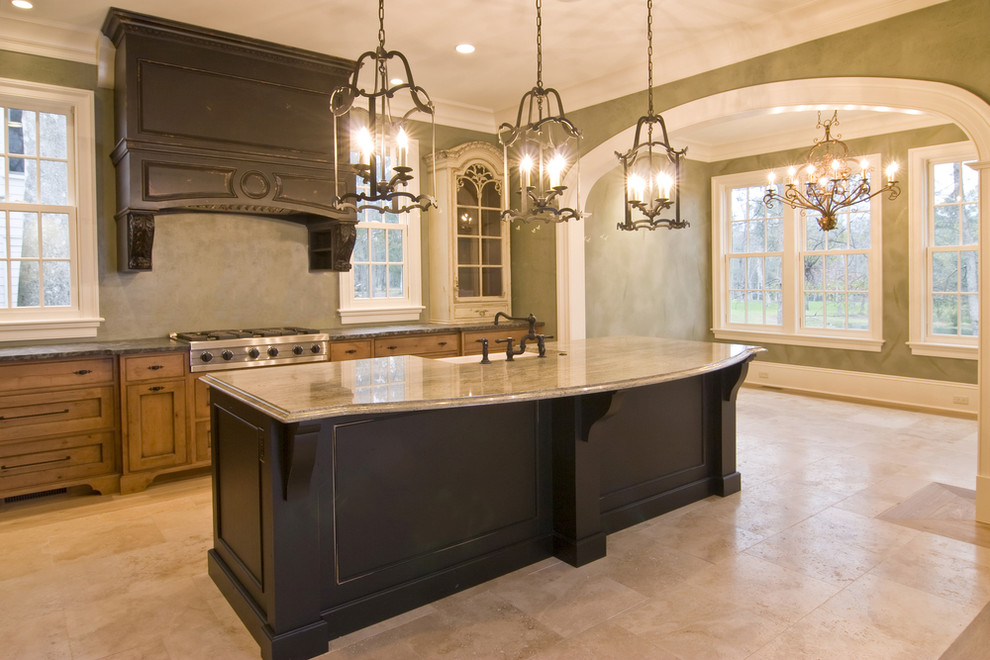 Foto di una cucina minimal di medie dimensioni con lavello sottopiano, ante con riquadro incassato, ante con finitura invecchiata e top in granito