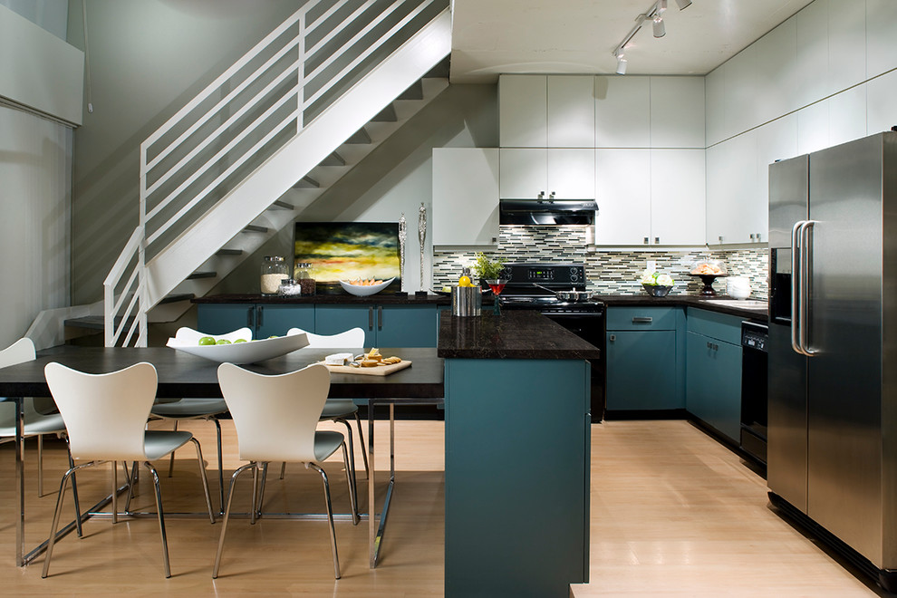 Inspiration för stora moderna kök, med en enkel diskho, blå skåp, bänkskiva i kvarts, flerfärgad stänkskydd, rostfria vitvaror, ljust trägolv och en köksö