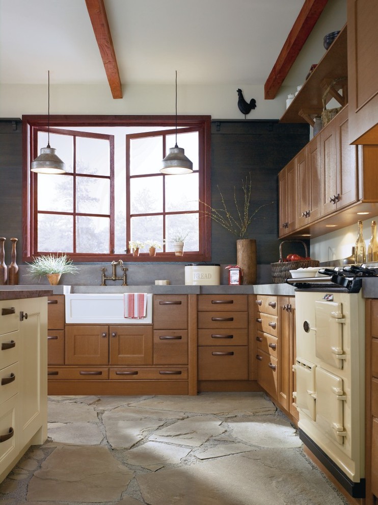 Urige Wohnküche in L-Form mit Landhausspüle und hellen Holzschränken in Sonstige
