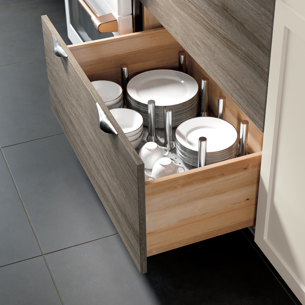 Modelo de cocina comedor lineal minimalista con armarios estilo shaker, salpicadero blanco, una isla, suelo negro y encimeras blancas
