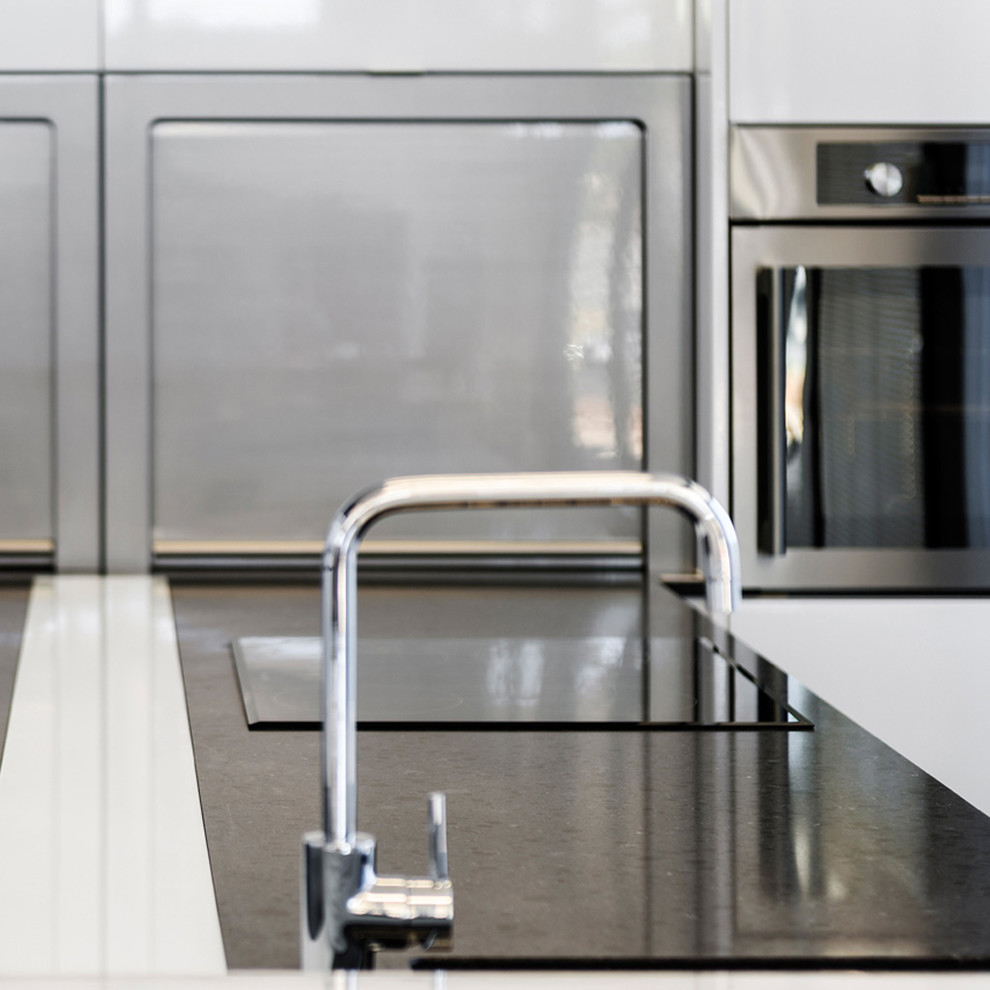 Esempio di una cucina moderna con lavello sottopiano, top in quarzo composito e elettrodomestici in acciaio inossidabile
