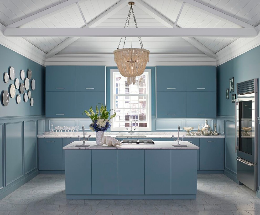 Immagine di una cucina classica chiusa e di medie dimensioni con lavello sottopiano, ante lisce, ante blu, top in marmo, paraspruzzi blu, paraspruzzi in legno, elettrodomestici in acciaio inossidabile, pavimento in marmo e pavimento bianco