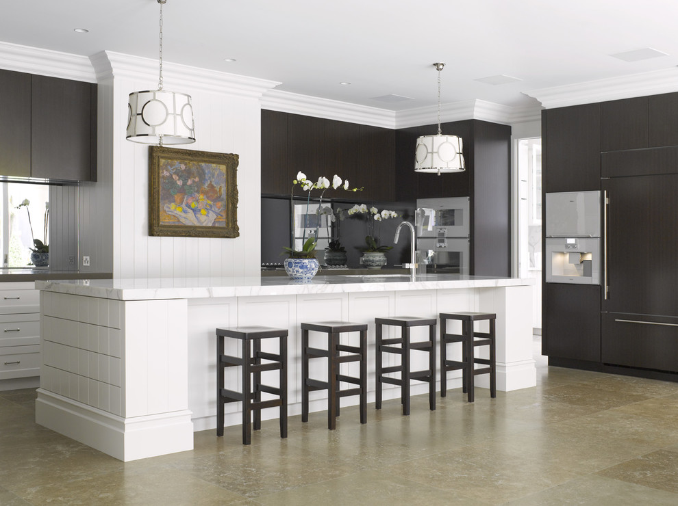 Immagine di una grande cucina chic con lavello sottopiano, ante in stile shaker, ante bianche, top in marmo, paraspruzzi con lastra di vetro, elettrodomestici in acciaio inossidabile e pavimento in travertino