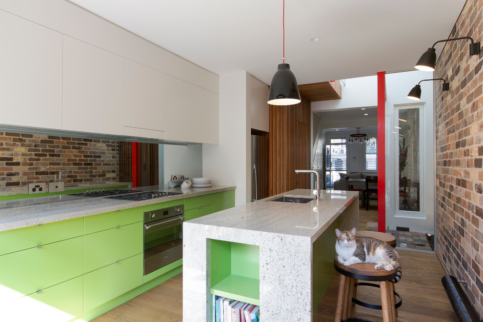 Zweizeilige Moderne Küche mit Unterbauwaschbecken, flächenbündigen Schrankfronten, Marmor-Arbeitsplatte, bunter Rückwand, hellem Holzboden, grünen Schränken, Küchengeräten aus Edelstahl und Kücheninsel in Sydney