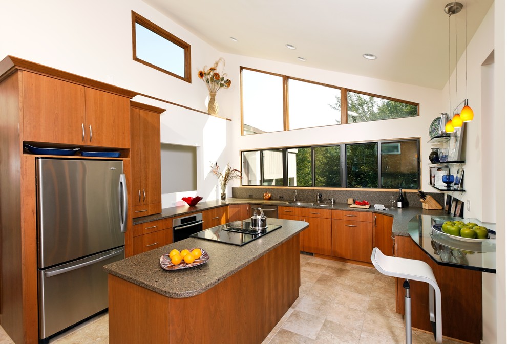 Moderne Küche in U-Form mit flächenbündigen Schrankfronten, hellbraunen Holzschränken, Küchenrückwand in Grau und Küchengeräten aus Edelstahl in Washington, D.C.