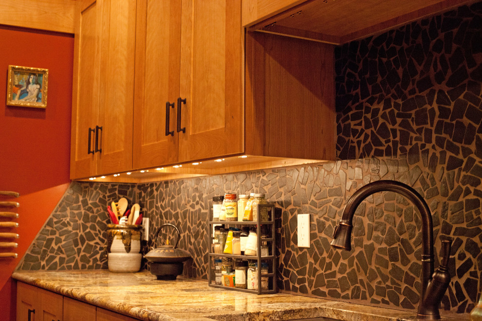 Esempio di una cucina ad U stile americano con lavello sottopiano, ante in stile shaker, ante in legno chiaro, top in granito, paraspruzzi grigio e elettrodomestici in acciaio inossidabile