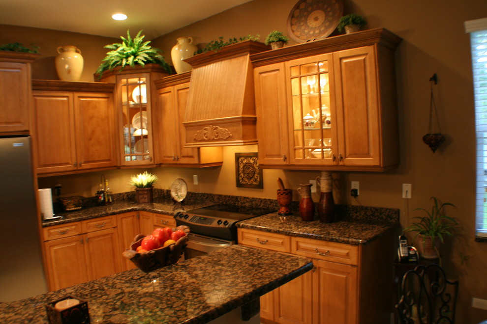 Example of an island style kitchen design in Tampa