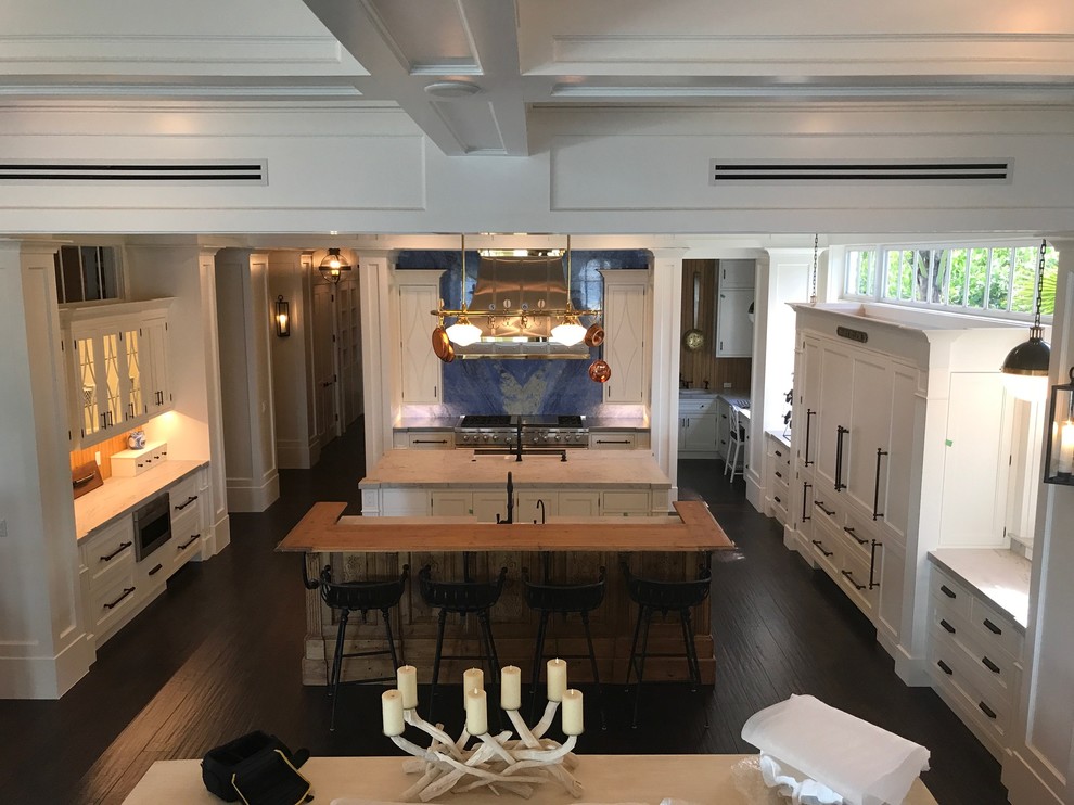 Cette photo montre une grande cuisine américaine éclectique avec une crédence bleue, une crédence en marbre, un électroménager en acier inoxydable et îlot.