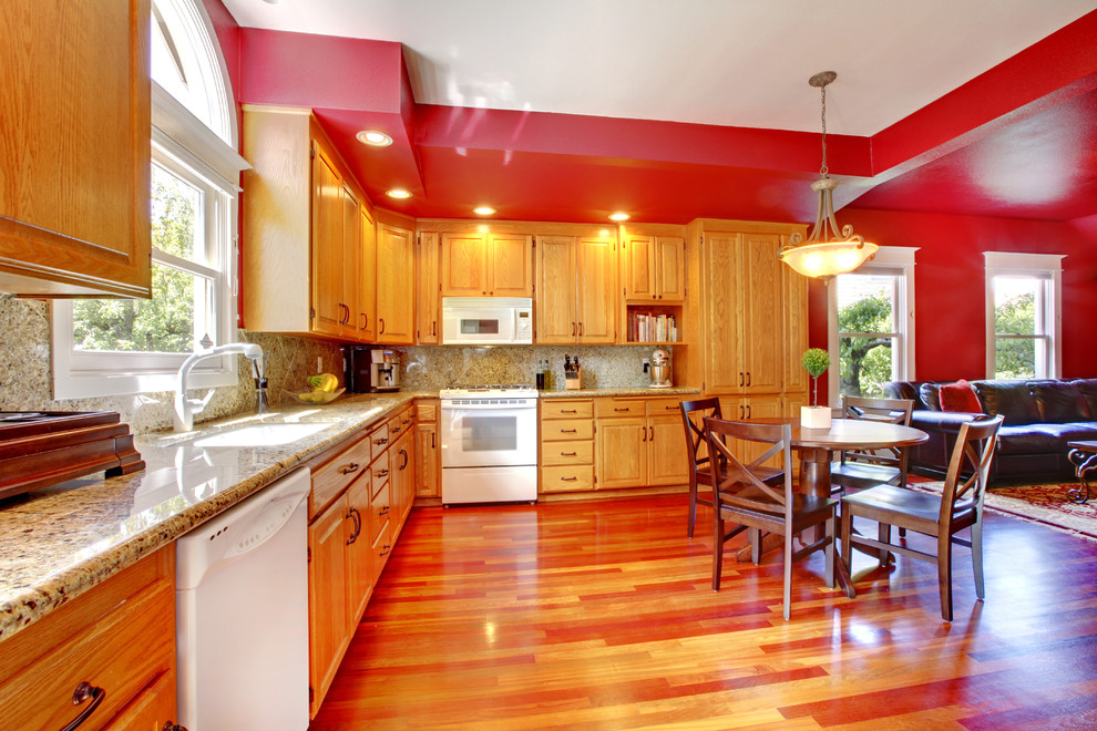 Exempel på ett mellanstort klassiskt kök, med en undermonterad diskho, luckor med upphöjd panel, skåp i ljust trä, granitbänkskiva, flerfärgad stänkskydd, stänkskydd i sten, vita vitvaror och mellanmörkt trägolv