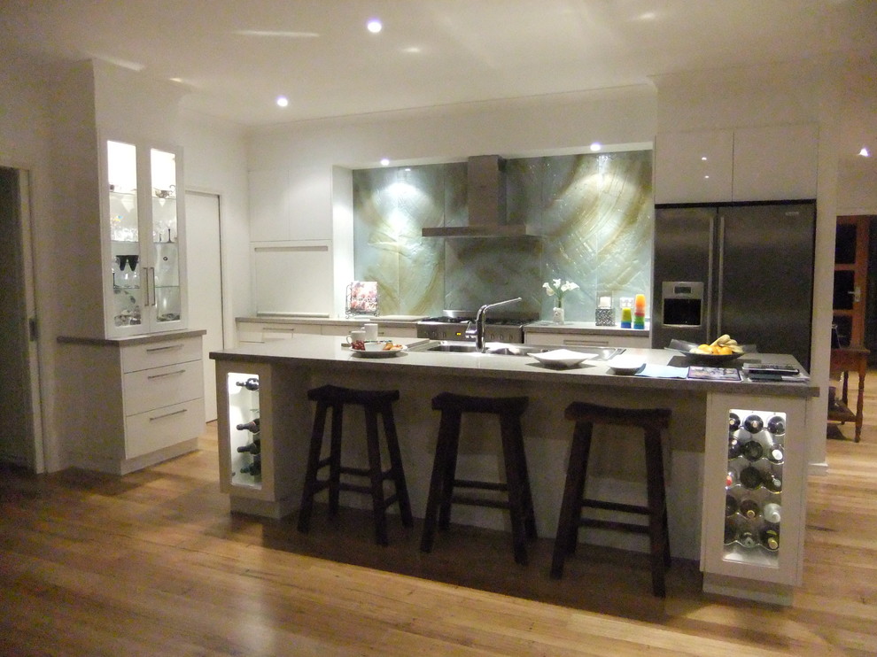 Kitchen - modern kitchen idea in Geelong