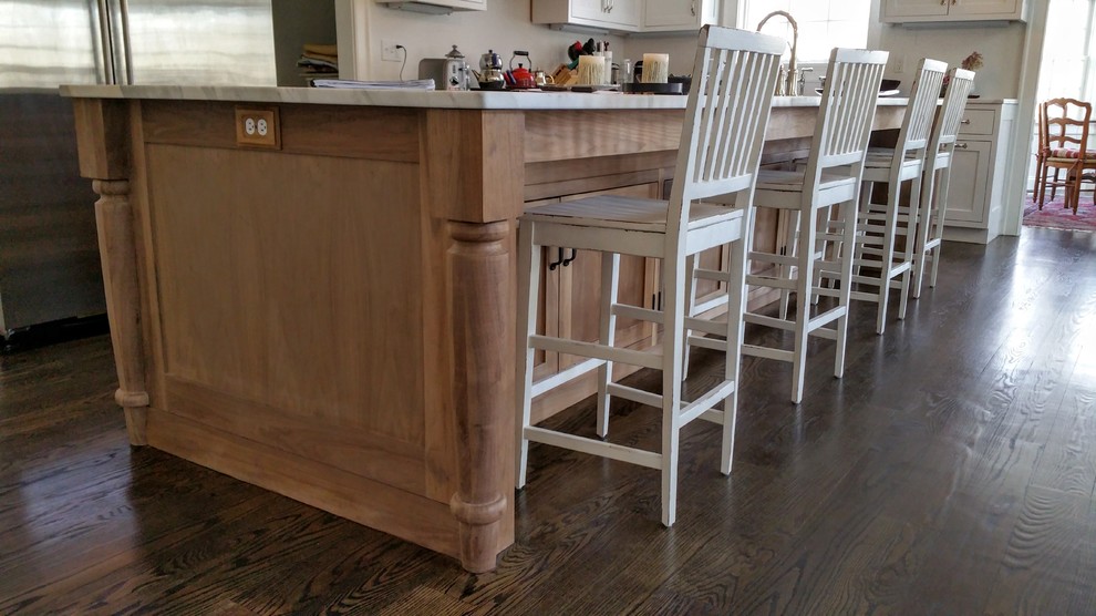 Immagine di una cucina chic di medie dimensioni con ante in stile shaker, ante in legno scuro, top in marmo, elettrodomestici in acciaio inossidabile, parquet scuro e pavimento marrone