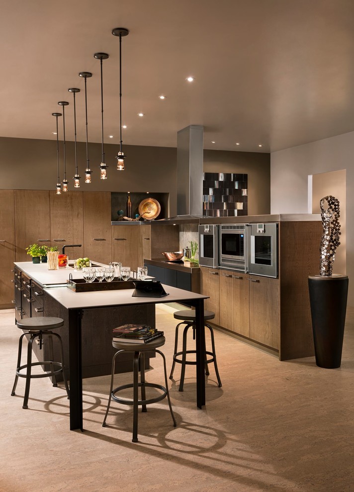 Idee per una cucina design di medie dimensioni con ante in legno chiaro, elettrodomestici in acciaio inossidabile e pavimento in legno massello medio